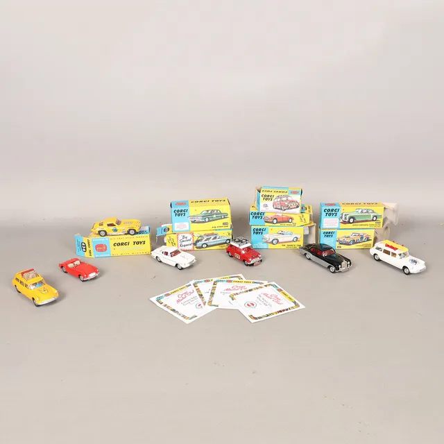 EIGHT BOXED CONTEMPORARY CORGI CARS (8).