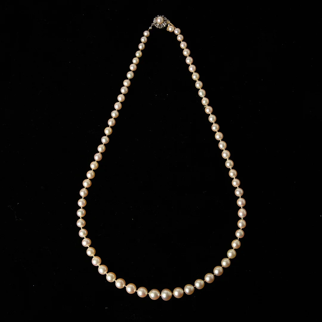 COLLIER, odlade pärlor med lås i 18K vitguld, importstämplat. — Necklace — Stockholms Auktionsverk Göteborg