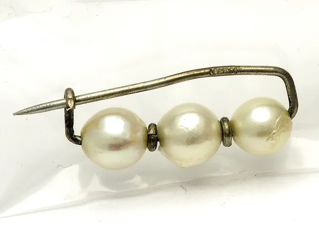 Brosch S830 1,8g, med odlade pärlor, en pärla skadad