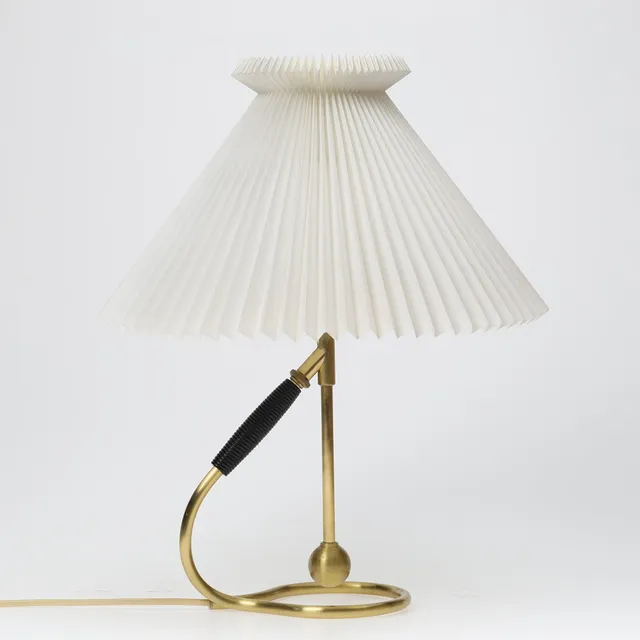 KAARE KLINT (1888-1954). Bordlampe/væglampe, Model 306, Le Klint, messing og plisseret skærm, Danmark, formgivet 1945.