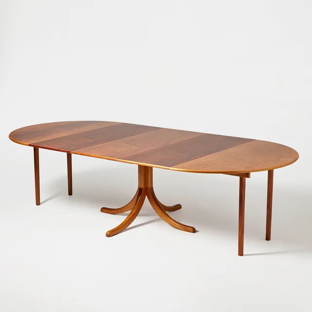 JOSEF FRANK. Matbord, Firma Svenskt Tenn, modellnummer 771, fot av massiv mahogny, skivan fanerad i mahogny med kantintarsia av ljus björk, tre iläggsskivor.