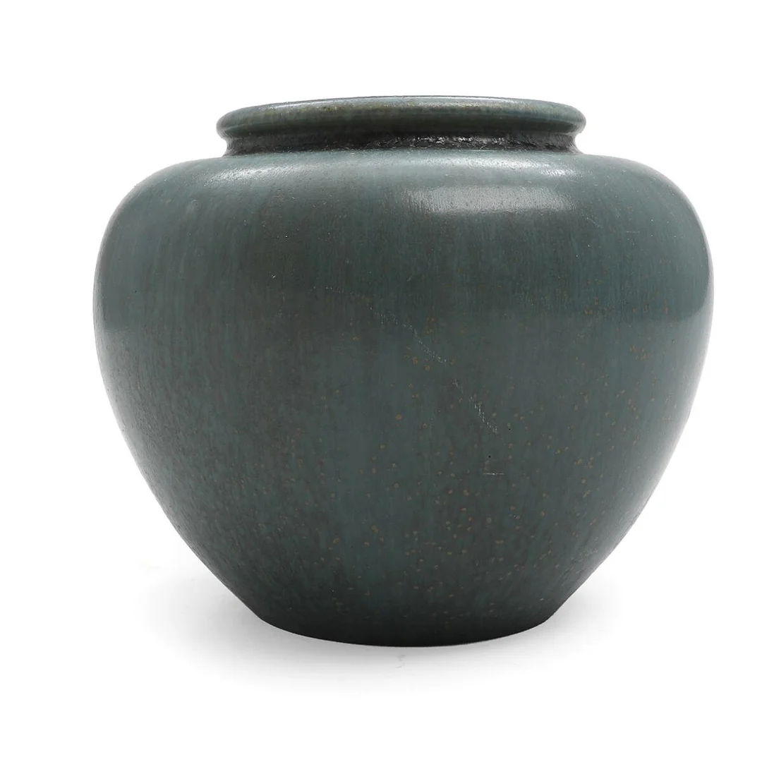 A stoneware jar decorated with blue-green glaze with small ochre-coloured elements. Signed with monogram AB. H. 11. Diam. 13.5 cm. — Modern Decorative Art — Bruun Rasmussen