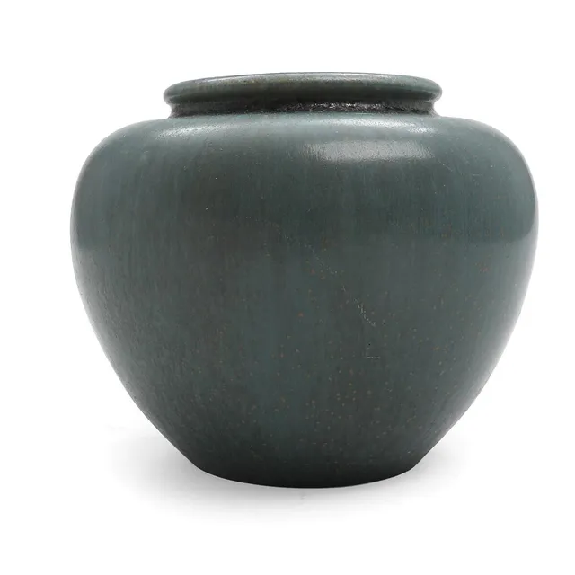 A stoneware jar decorated with blue-green glaze with small ochre-coloured elements. Signed with monogram AB. H. 11. Diam. 13.5 cm.