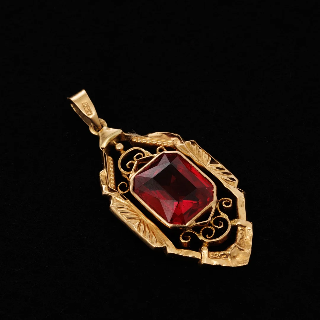 HÄNGE, 18K guld, Rubin 3 ct. — Brooches & Pendants — Garpenhus Auktioner