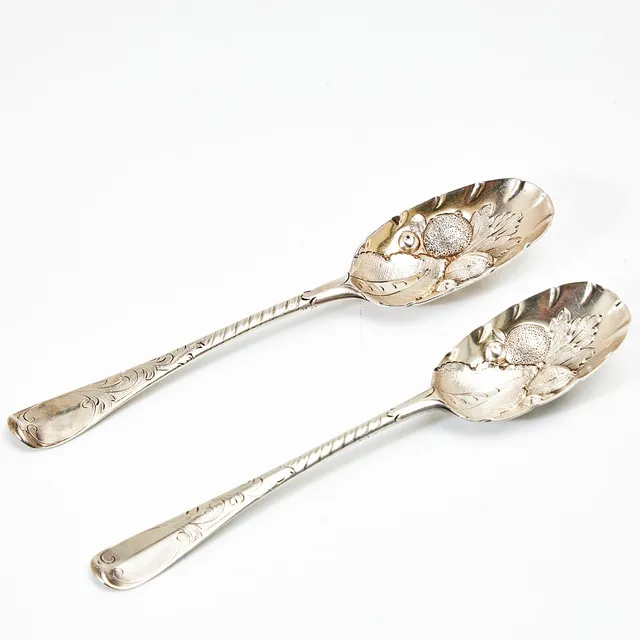 JORDGUBBSSKEDAR sk. Berry spoons, 2 st, sterlingsilver 958, Britanniamärkta för London före 1720.