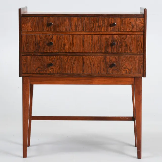 DANSK MØBELDESIGN. Entre møbel / lille kommode af palisander. 1960-70'erne.