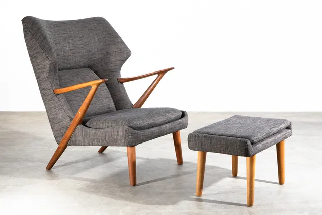 KURT OLSEN. Slagelse Møbelfabrik, Lounge Sessel Modell 221 + Ottomane (120-5).