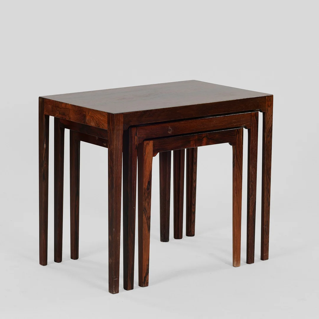 AKSEL KJERSGAARD. Sæt indskudsborde af palisander, Gelsted Møbler, Danmark, ca. 1960'erne, (3). — Tables — Palsgaard Kunstauktioner