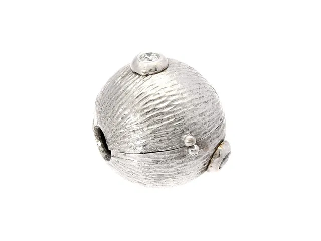 OLE LYNGGAARD, lås, 18K vitguld, arbetad yta, 3 briljantslipade diamanter 0,06 ctv, ca TW/VS, diameter 10,5 mm, vikt 3,2 g.