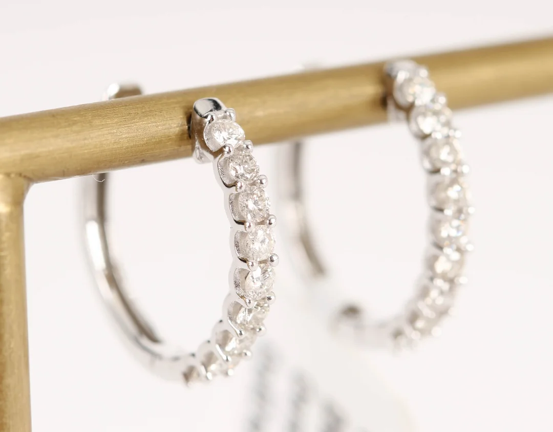 A pair of brilliant-cut creoles in 14 kt. white gold, total approx. 0.25 ct (2) — Jewellery/Earrings — Lauritz